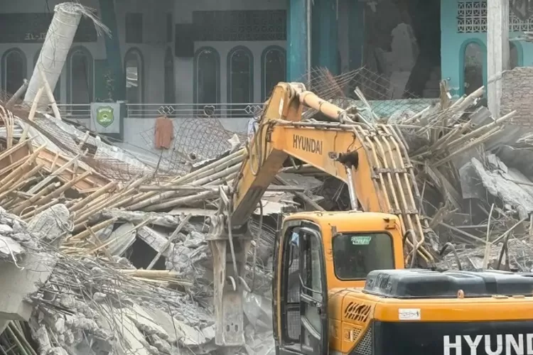 Proses evakuasi insiden runtuhnya bangunan musala di Ponpes Al Khoziny, Sidoarjo, pada Minggu, 5 Oktober 2025. 