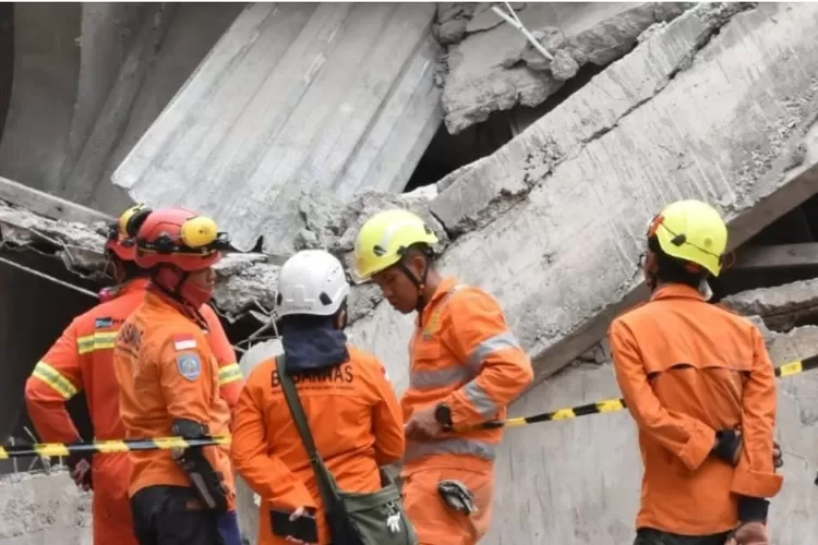 Proses evakuasi Ponpes Al Khoziny Sidoarjo pasca bangunan musala ambruk. (HukamaNews.com / Instagram @kantorsar_semarang)