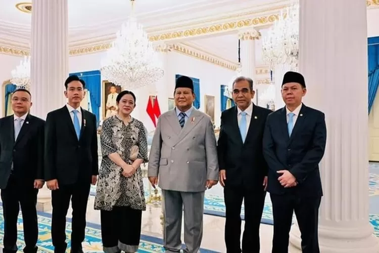 Prabowo dan Gibran berfoto bersama pimpinan MPR, DPR, dan DPD di Istana Negara. (HukamaNews.com / Instagram Dasco)