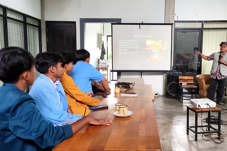 Parid Ridwanuddin, Campaign Manager GreenFaith Indonesia, menjelaskan tentang akar krisis iklim dengan mengutip pemikiran Seyyed Hossein Nasr dalam bukunya Religion and the Order of Nature. 