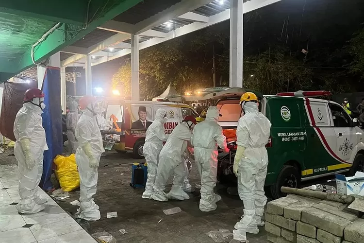 Petugas SAR membawa jenazah korban runtuhnya Musala Ponpes Al Khoziny Sidoarjo. (HukamaNews.com / BNPB)