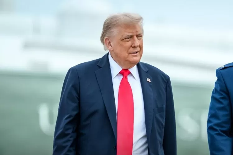  Donald Trump dan Prabowo berjabat tangan di KTT Perdamaian Mesir 2025. (HukamaNews.com / Instagram @realdonaldtrump)