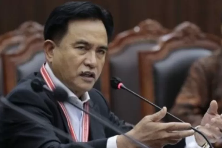 Yusril Ihza Mahendra berbicara dalam konferensi hukum keperdataan di Universitas Surabaya. (HukamaNews.com / Net)