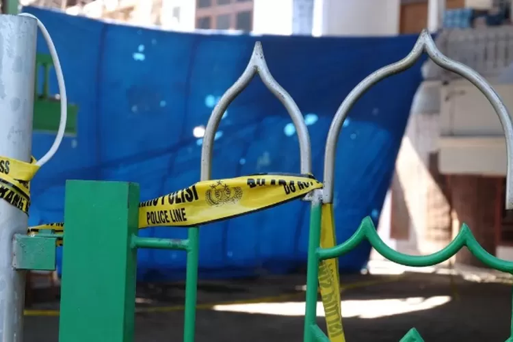 Area Ponpes Al Khoziny Sidoarjo masih dipasangi garis polisi usai mushala ambruk. (Hukamanews.com / antara)