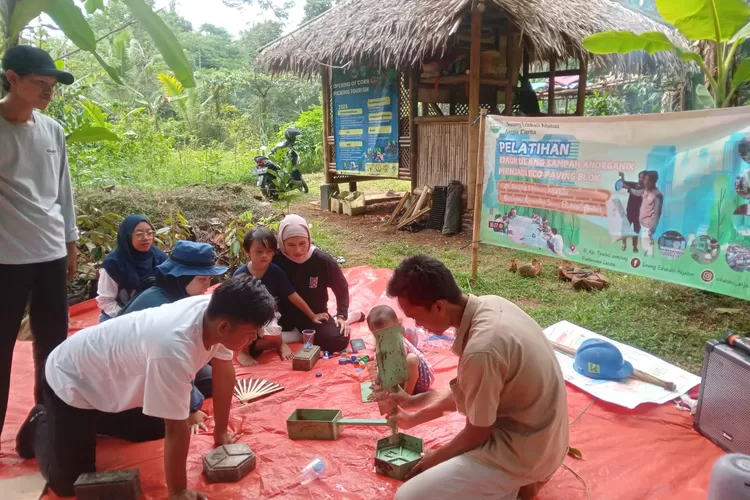 Kegiatan Sinergi Bank Sampah Digital dan Saung Edukasi Al Jabbar, di Saung Edukasi Al Jabbar, Carita, pada Ahad, 5 Oktober 2025.