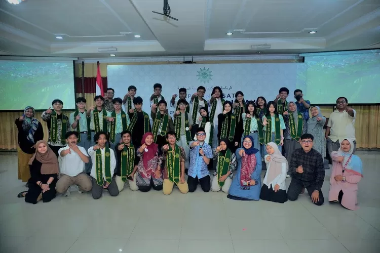 ara Duta Eco Bhinneka Muhammadiyah berpose bersama setelah mengikuti rangkaian kegiatan Eco Bhinneka Goes To School. Keceriaan mereka mencerminkan semangat baru generasi muda untuk menjaga bumi dan merawat keberagaman.