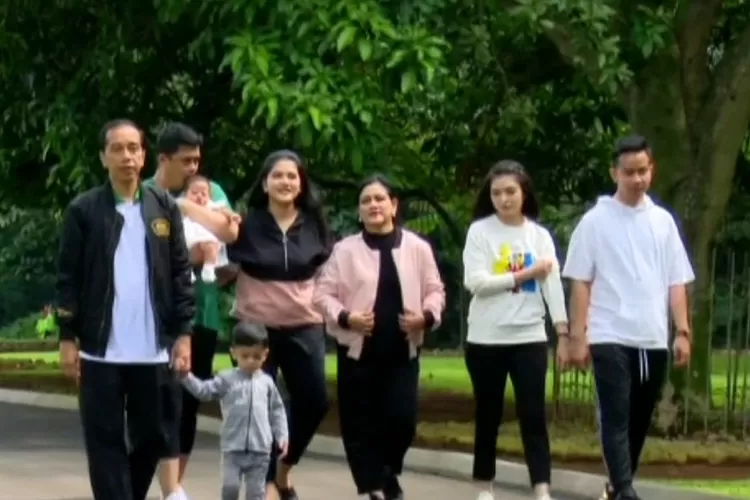 Arsip foto Presiden Joko Widodo dan keluarga di Kebun Raya Bogor, Sabtu (8/12/2018) pagi. Pasca lengser dari kursi presiden, 'serangan' bertubi-tubi datang ke keluarga Jokowi, mulai dari ijazah palsu, pemakzulan Gibran hingga menantu dikaitkan ke KPK. 