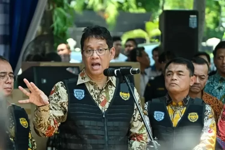 Menkeu Purbaya Yudhi Sadewa memakai jaket bertulisan 8% saat sidak ke kementerian. (HukamaNews.com / Instagram @purbayayudhi_officia)