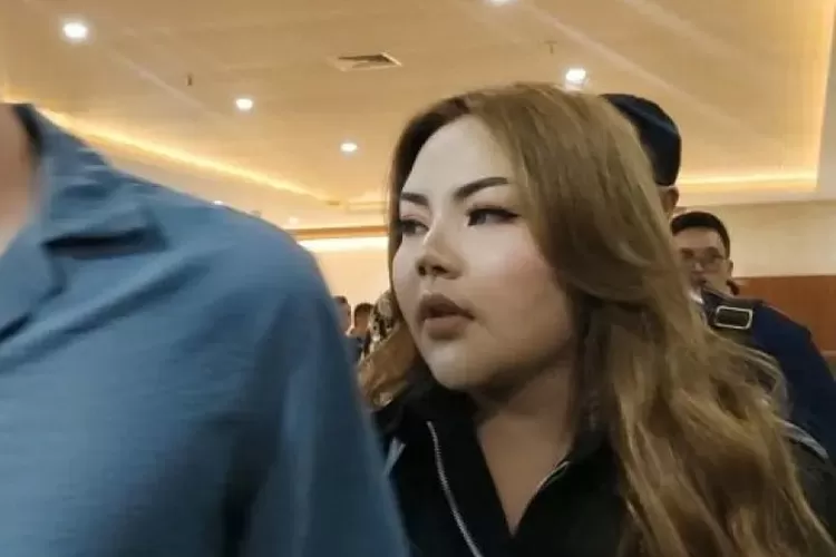 Lisa Mariana keluar dari Bareskrim Polri usai diperiksa terkait kasus Bank BJB. (HukamaNews.com / Antara)