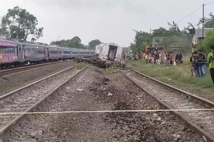 Petugas KAI evakuasi gerbong KA Purwojaya yang anjlok di Kedunggedeh, Bekasi. (HukamaNews.com / Net)