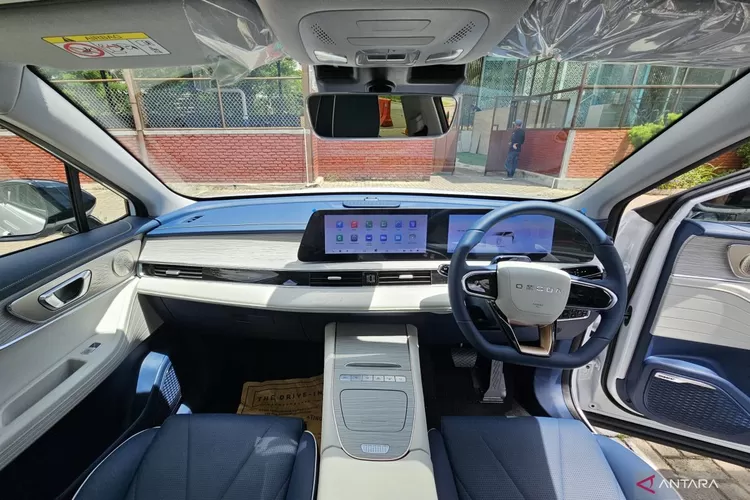 Posisi setir mobil di Indonesia ada di sebelah kanan.