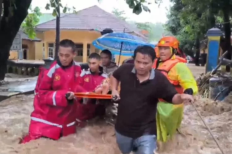 Petugas evakuasi warga akibat banjir bandang di Sukabumi, Jawa Barat. (HukamaNews.com / Tribata)