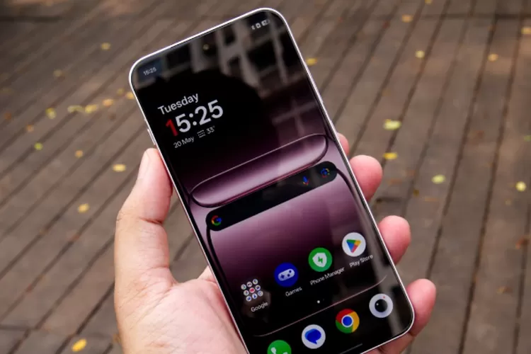 Render konsep OnePlus 15T dengan layar 6,3 inci dan desain flat bezel simetris. (HukamaNews.com / OnePlus)