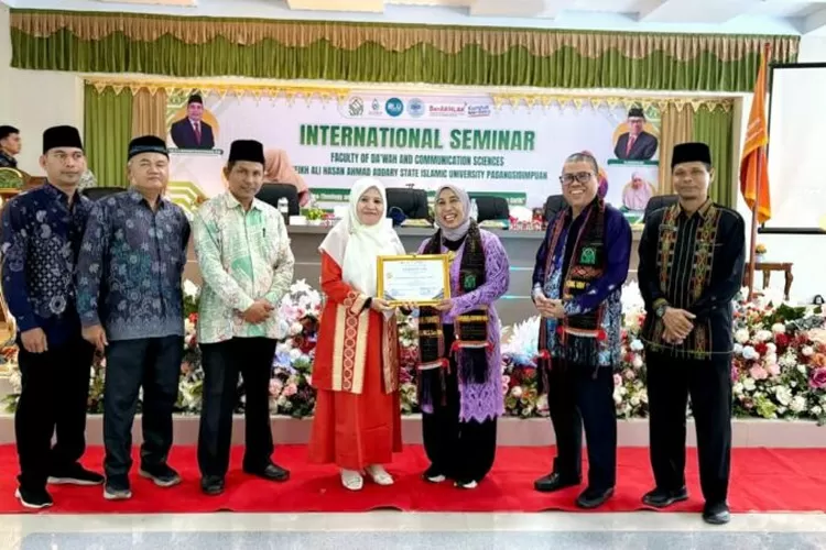 Koordinator Nasional GreenFaith Indonesia Hening Parlan (tengah, baju ungu) usai menjadi salah satu pembicara dalam Seminar Internasional Fakultas Dakwah dan Ilmu Komunikasi (FDIK) Universitas Islam Negeri (UIN) Syekh Ali Hasan Ahmad Addary Padangsidimpuan, Kamis (23/10/2025).