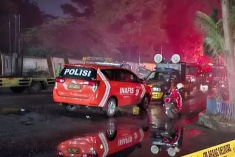 Petugas padamkan kebakaran mobil tangki BBM di Cianjur dengan metode foam. (HukamaNews.com / Net)