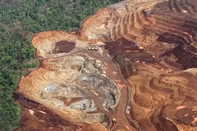 Ilustrasi Lokasi pertambangan nikel di Sulawesi. Transisi energi yang diharapkan untuk menyelamatkan lingkungan justru berisiko melahirkan kerusakan ekologis dan ketidakadilan sosial baru.