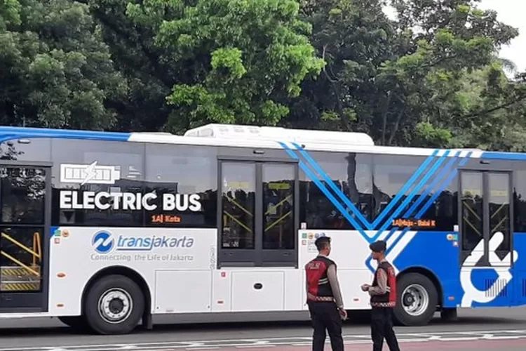 Massa buruh memenuhi depan Gedung DPR dan memicu pengalihan rute TransJakarta. (HukamaNews.com / Net)