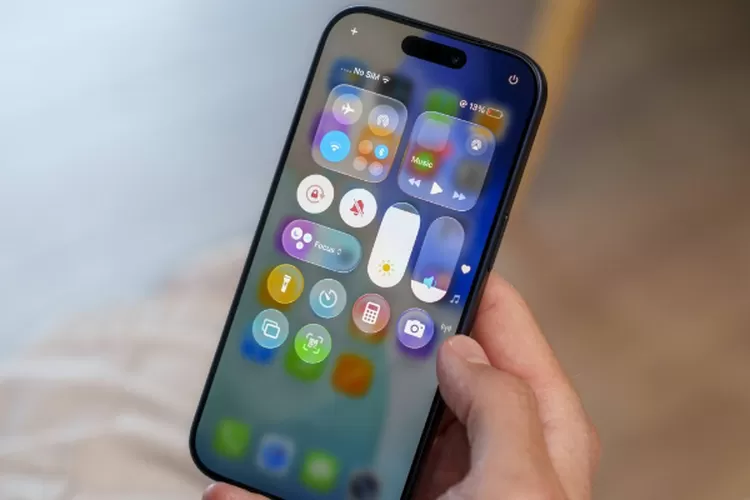 Tampilan iPhone dengan iOS 26.2 beta terbaru dari Apple (HukamaNews.com / GSM Arena)