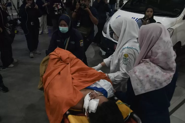 Petugas mengevakuasi lokasi ledakan bom rakitan di SMAN 72 Jakarta. (HukamaNews.com / Antara)