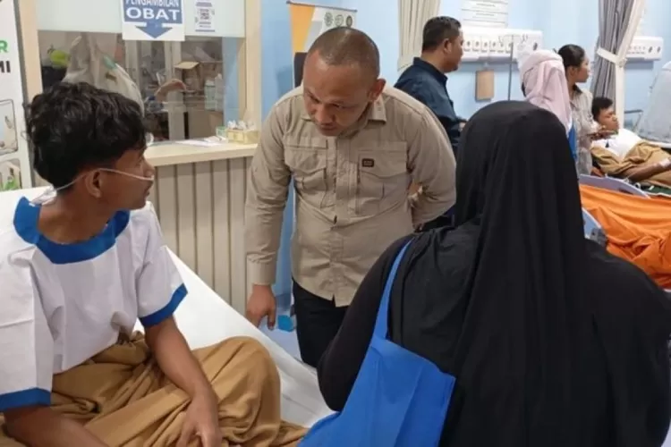 Pejabat KemenHAM mengunjungi korban ledakan SMAN 72 Jakarta di rumah sakit. (HukamaNews.com / Antara)