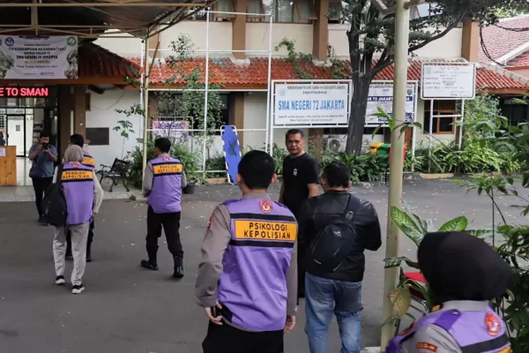 Petugas memeriksa area SMAN 72 Jakarta setelah temuan tujuh peledak. (HukamaNews.com / Net)