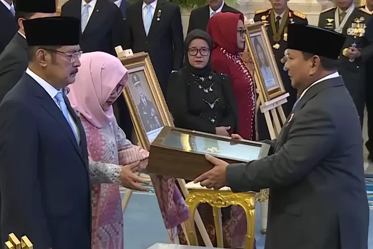 Siti Hardijanti Rukmana (Tutut) mewakili keluarga menerima penghargaan gelar Pahlawan Nasional untuk alm. Presiden ke 2 RI Soeharto.