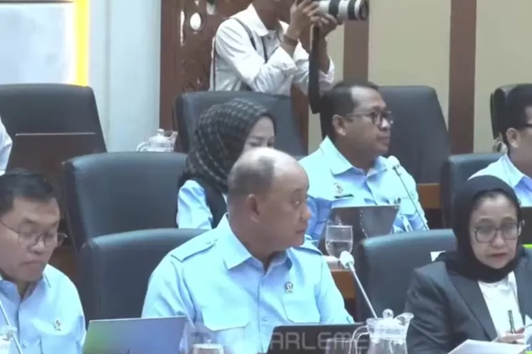 Rapat DPR menegur Kepala BGN soal pengajuan anggaran tanpa izin. (HukamaNews.com / Youtube Parlemen)