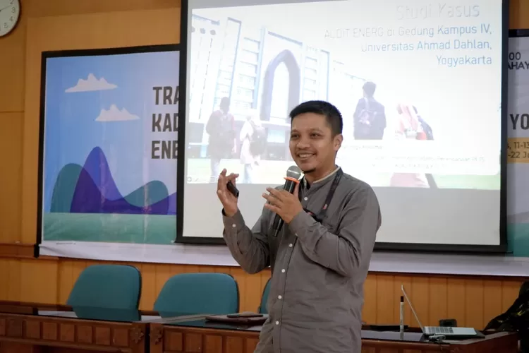 Dr. Damar Yoga Kusuma, B.Eng., Ph.D., Ketua Program Studi Fisika Universitas Ahmad Dahlan (UAD) saat menyampaikan materi di hadapan 58 peserta TOT Kader Pintar  1000 Cahaya yang digelar di Balai PMD Kalasan, Yogyakarta, pada 11&ndash;13 November 2025.