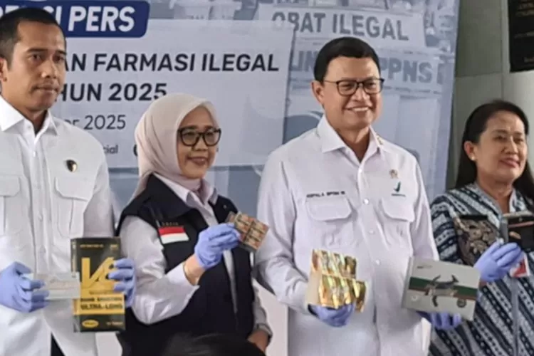 Petugas BPOM tunjukkan obat ilegal hasil sitaan dari gudang di Cilangkap, Jakarta Timur. (HukamaNews.com / Antara )
