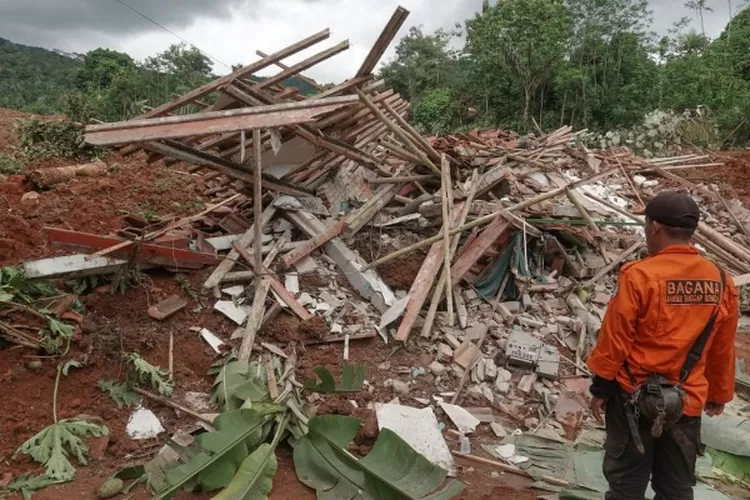 Petugas SAR melintas di dekat rumah warga yang tertimbun longsor di Cilacap. (HukamaNews.com / Antara)