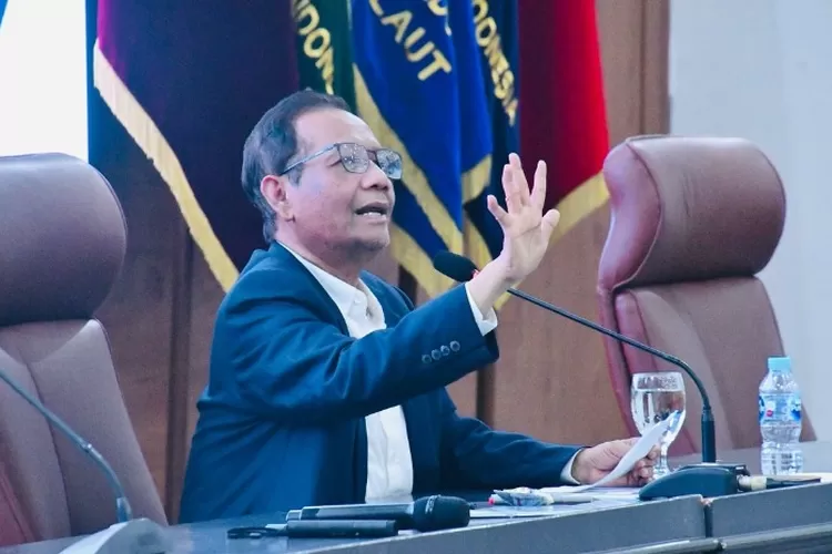 Mahfud MD tegaskan putusan MK soal larangan polisi di jabatan sipil berlaku langsung dan pemerintah diminta segera bertindak. (HukamaNews.com / Instagram @mohmahfudnd)