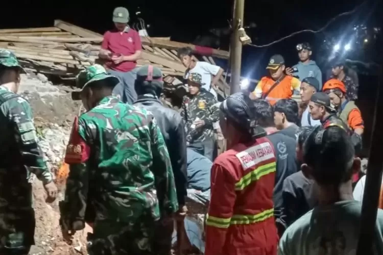 Tim SAR gunakan anjing pelacak mencari korban longsor di Cilacap. (HukamaNews.com / Dok.&nbsp;BNPB)