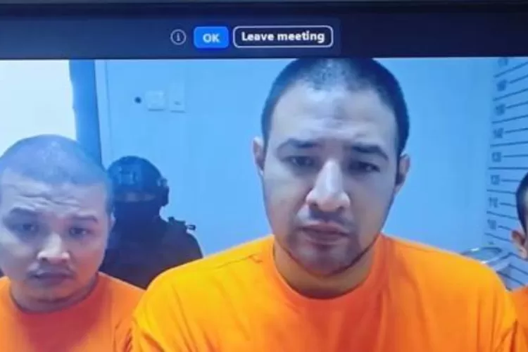 Ammar Zoni dikawal petugas saat menjalani proses persidangan di Jakarta. (HukamaNews.com / Net)