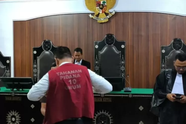 Terdakwa Kompol Yogi berdiri di ruang sidang putusan sela PN Mataram. (HukamaNews.com / Antara)