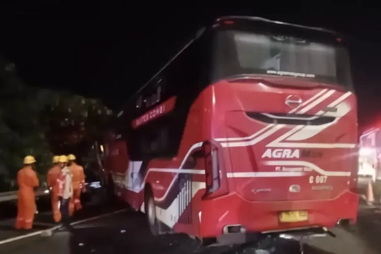Petugas mengevakuasi kecelakaan tiga kendaraan di Tol Cipali KM 72 Purwakarta.marun, dan ungu dengan modul kamera baru. (HukamaNews.com / Berita Satu)