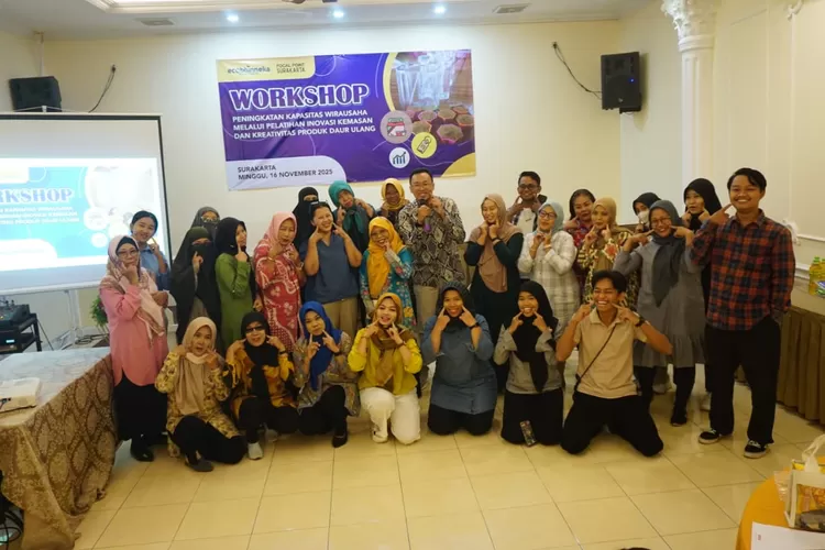 Peserta pelatihan, narasumber dan tamu undangan Workshop Peningkatan Kapasitas Wirausaha Melalui Pelatihan Inovasi Kemasan dan Kreativitas Produk Daur Ulang yang diselenggarakan SMILE EcoBhinneka Muhammadiyah di Solo, Minggu 16 November 2025