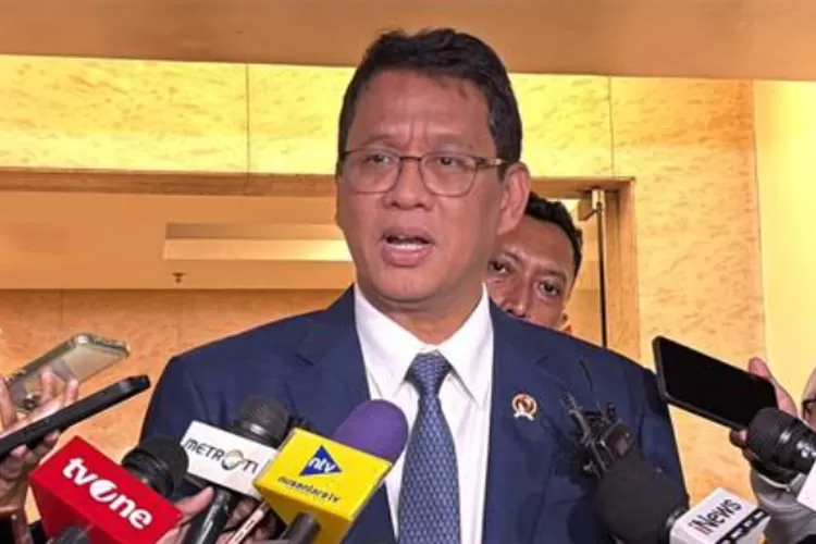 Menkeu Purbaya menegaskan larangan impor pakaian bekas dalam konferensi pers. (HukamaNews.com / Net)