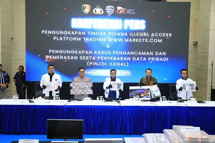 Petugas Siber Polri memaparkan barang bukti kasus pinjol ilegal. (HukamaNews.com / Tribata News)