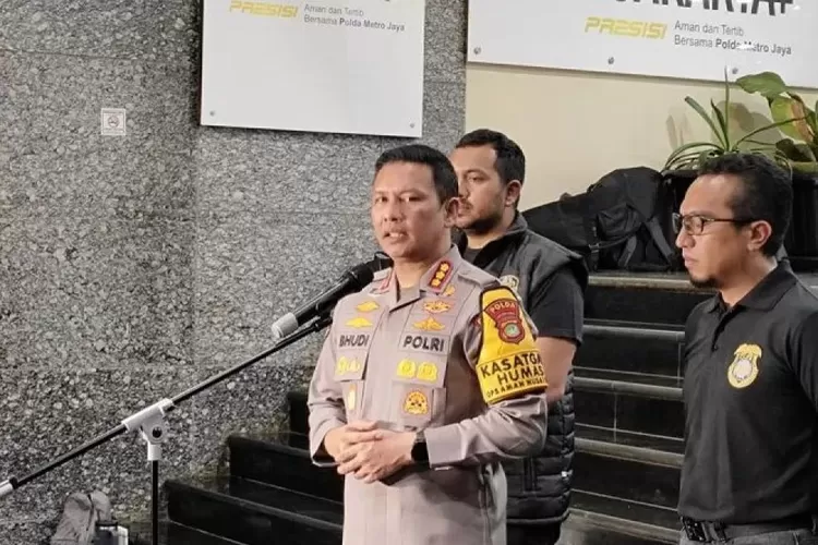 Penyidikan kasus ijazah palsu Jokowi oleh Polda Metro Jaya, bikin Roy Suryo dkk Dicekal ke Luar negeri (HukamaNews.com / Tribata)