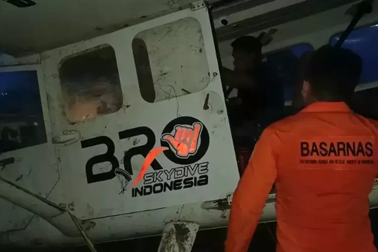 Lokasi pesawat latih jatuh di persawahan Karawang dengan petugas melakukan sterilisasi. (HukamaNews.com / KNKT)