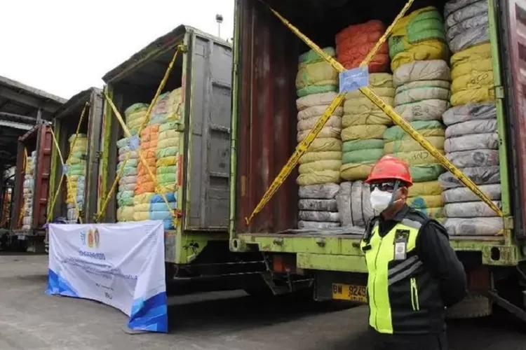 Petugas berjaga di depan truk balpres ilegal sebelum dimusnahkan di PPLI Bogor (HukamaNews.com / ANTARA)