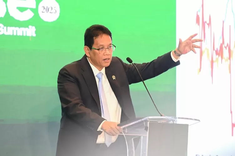 Menkeu Purbaya jelaskan strategi pertumbuhan ekonomi Indonesia di acara Bloomberg Businessweek. (HukamaNews.com / Instagram @kemenkeuri)