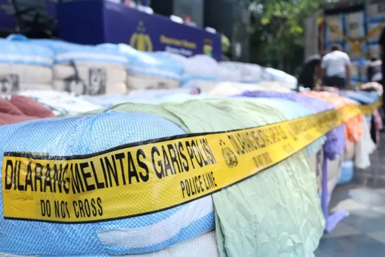 Tumpukan balpres ilegal hasil sitaan Polda Metro Jaya. (HukamaNews.com / Dok. Polda&nbsp;Metro&nbsp;Jaya)