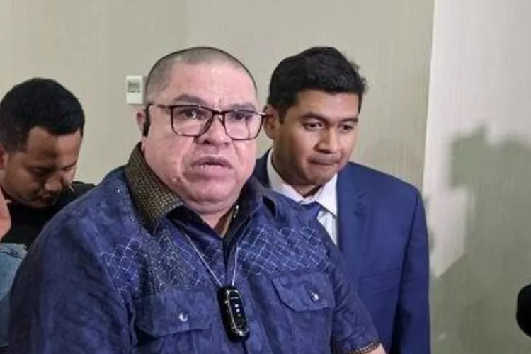 Razman Arif meninggalkan pengadilan usai putusan banding. (HukamaNews.com / Net)