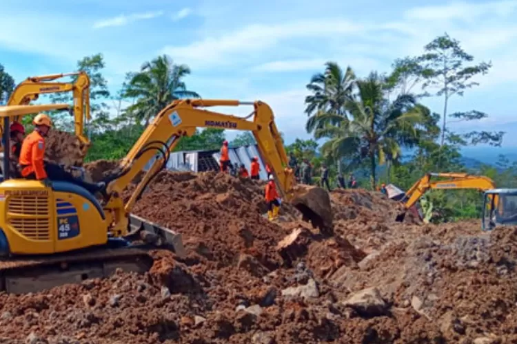 Tim SAR mencari korban longsor Banjarnegara dengan alat berat di Dusun Situkung. (HukamaNews.com / BNPB)