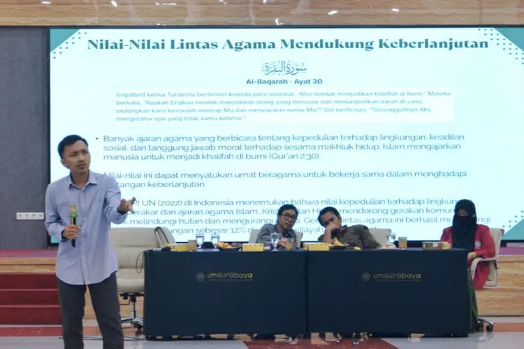Syahrul Ramadhan, Circle Officer GreenFaith Indonesia, menjelaskan praktik baik lintas iman dalam perlindungan lingkungan pada Kuliah Tamu &ldquo;Mendorong Kajian Ekoteologi Lintas Iman di Perguruan Tinggi&rdquo; di Universitas Muhammadiyah Surabaya, 20 November 2025.