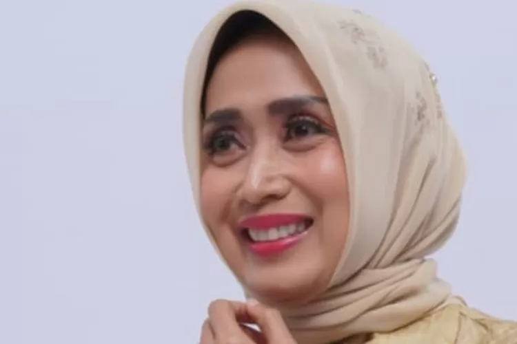 Eks Dirut ASDP Ira Puspadewi memberi keterangan usai sidang Tipikor Jakarta. (HukamaNews.com / Net)