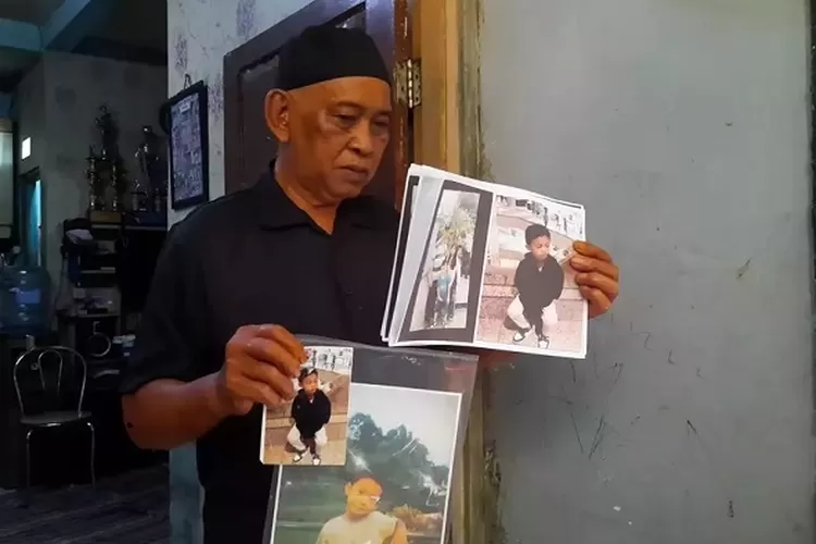 Kakek Alvaro menangis di rumah duka usai pengungkapan fakta baru kasus cucunya. (HukamaNews.com / Berita Satu)