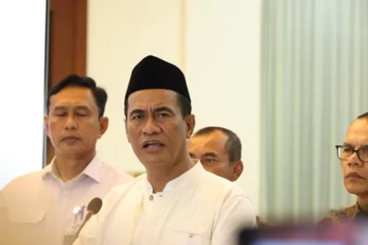 Mentan Amran meninjau kasus beras ilegal saat Aceh berada dalam kondisi surplus beras. (HukamaNews.com / Net)