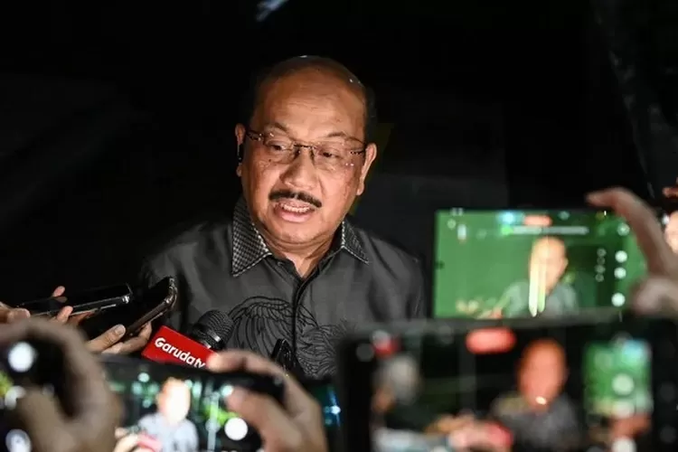 Pengacara Ira Puspadewi menjawab pertanyaan wartawan soal proses rehabilitasi di KPK. (HukamaNews.com / Antara)